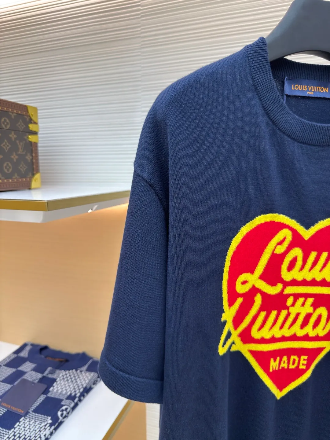 LOUIS VUITTON jacquard heart-shaped short sleeves ●Authentic product: Purchased and developed by 7350 ●Item number: 1680119-A50 ●Fabric: densely woven cotton ●Technology: Knitting ●Version: Fitted version ●Size: XS-S-M-L ●Description: Made from knitted sweater, densely woven cotton, classic version. Heart-shaped appliqués and logos from the collaboration, and the heart-shaped inner layer is finished in jacquard knitting. Referring to the original needle and thread, 12,639 pinholes were counted manually, which took 760 minutes. It is a perfect 1:1 reproduction. The pattern of the weaving piece is made by hanging wool on multiple yarn feeders. It is purely manual thread picking, knotting, and inspection. The loom takes a long time and has a high scrap rate. The overall wiring is straight and delicate. The fabric is comfortable and soft. The color is consistent and has no color difference. It can be matched with the same style to create a fashionable look and control various occasions. Customized accessories, complete three standards, the same style for men and women!